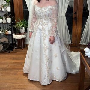 Elegant Lace Off-Shoulder Wedding Dress